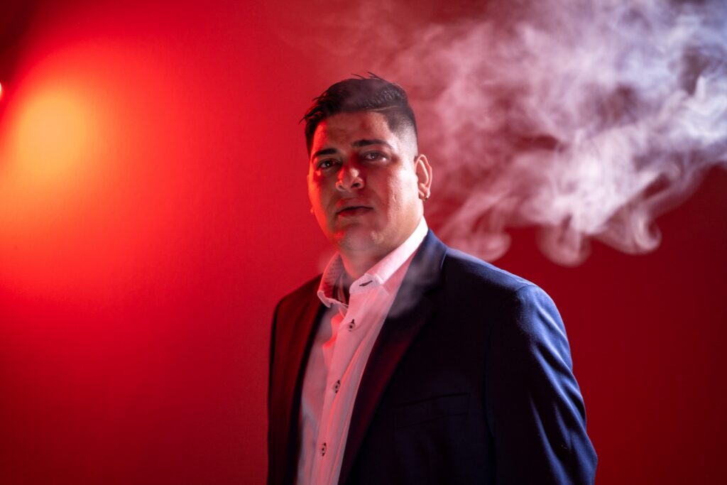 Retrato de estudio con luz de color y atmósfera dramática