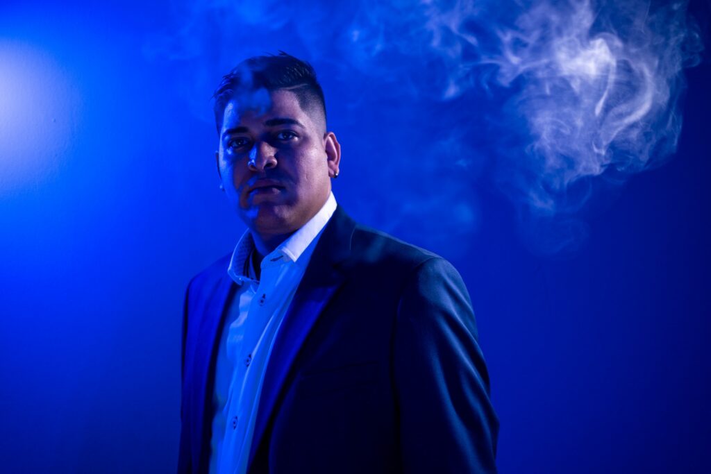 Retrato editorial iluminado con color