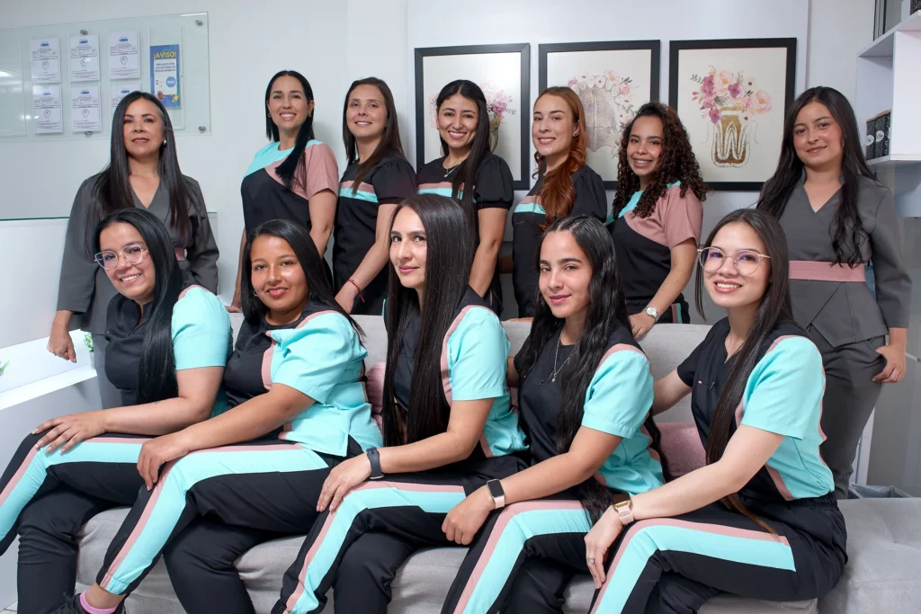 Equipo de trabajo reunido en consultorio odontológico