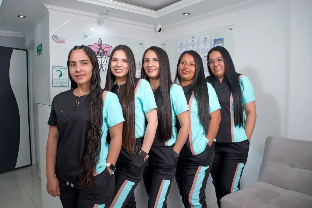 Equipo de profesionales en consultorio odontológico