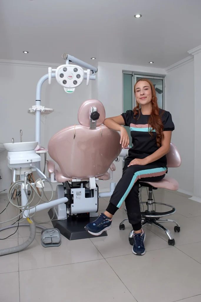 Profesional de salud junto a equipo de consultorio