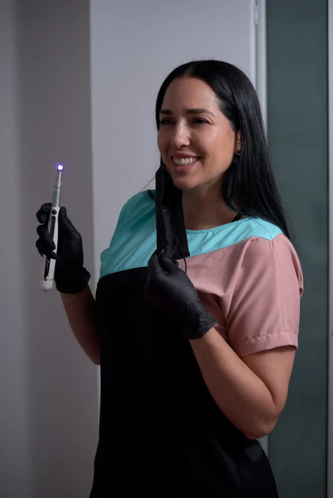 Profesional de salud mostrando instrumental odontológico