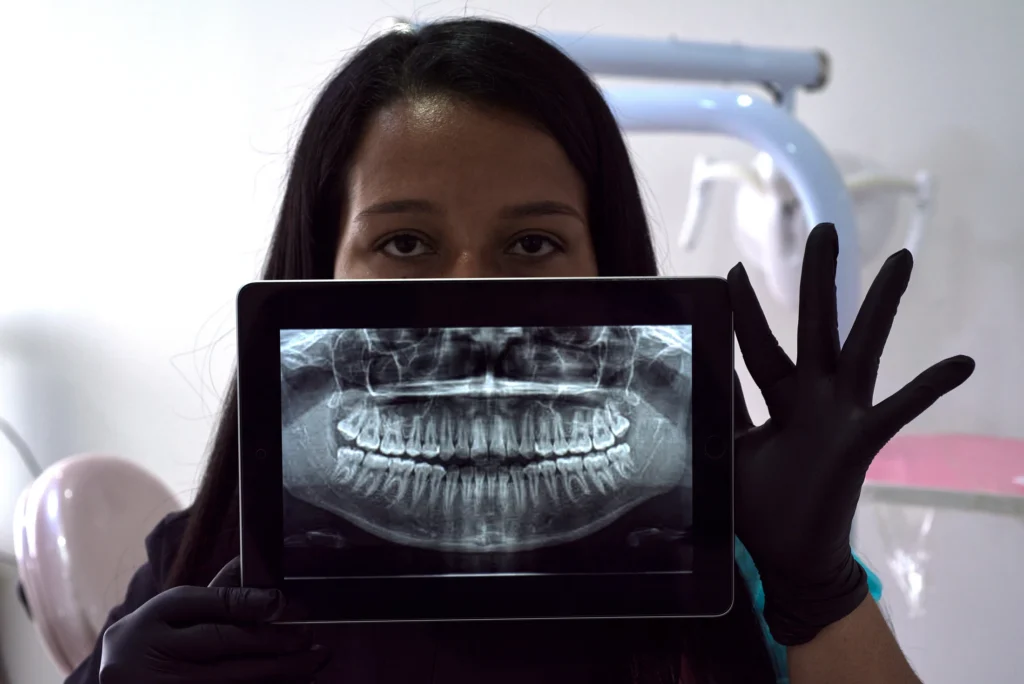 Profesional de salud mostrando una radiografía dental