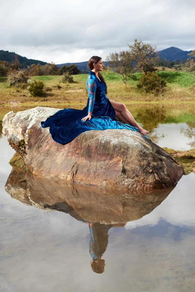 Retrato editorial en exterior junto a un espejo de agua