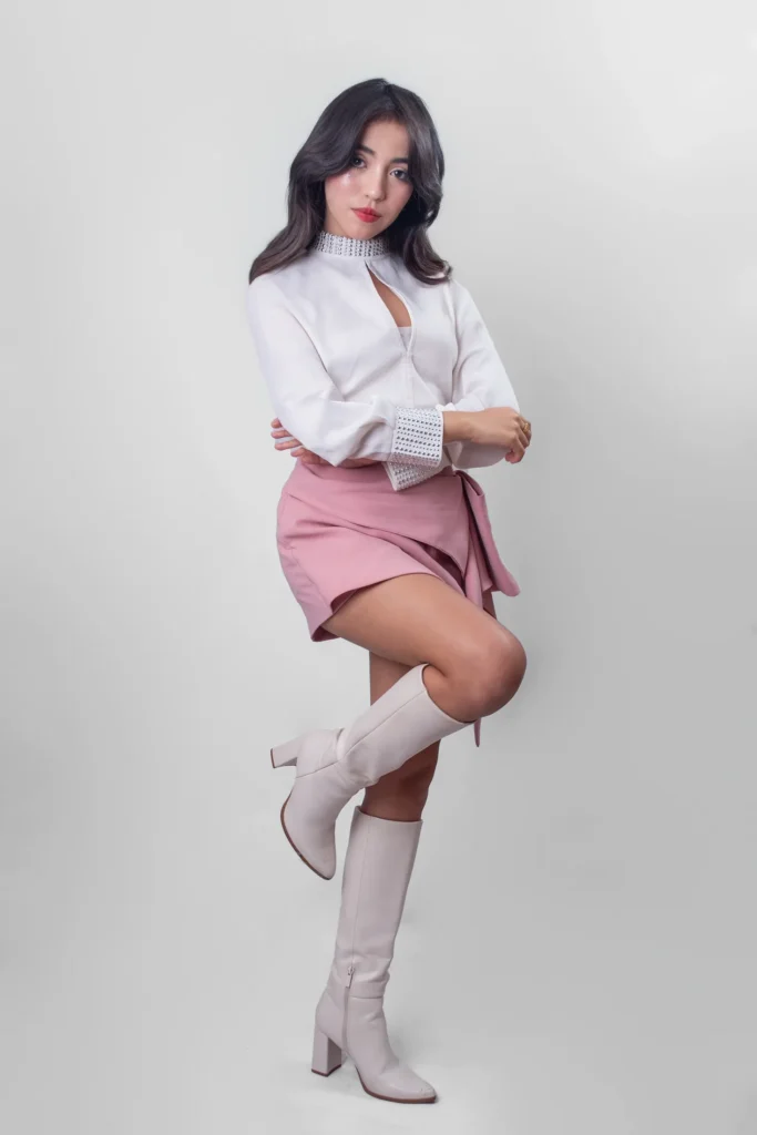 Retrato de cuerpo entero con pose dirigida en estudio