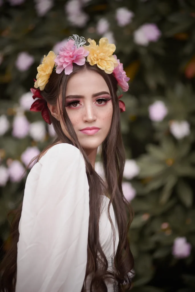 Retrato editorial con flores en una sesión exterior