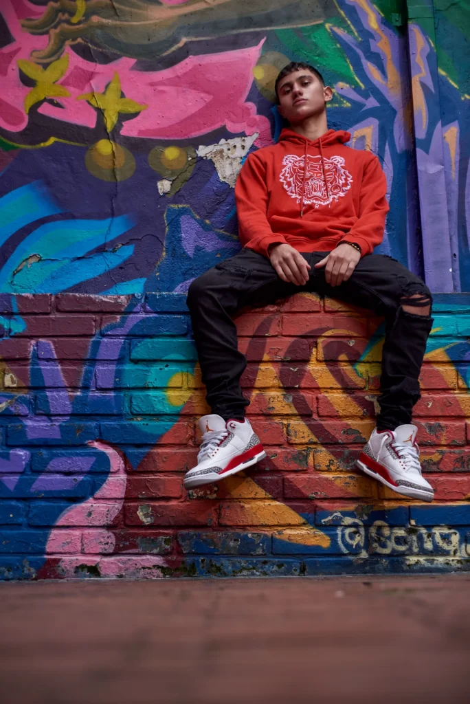 Retrato urbano con fondo de grafiti