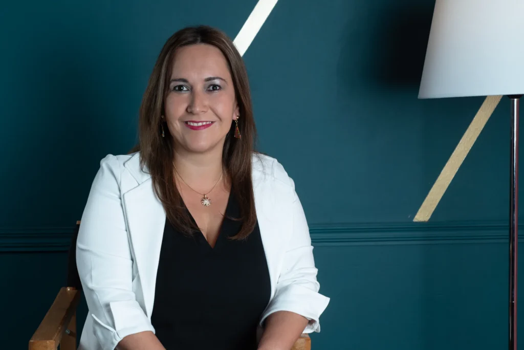Retrato profesional con fondo gráfico para marca personal