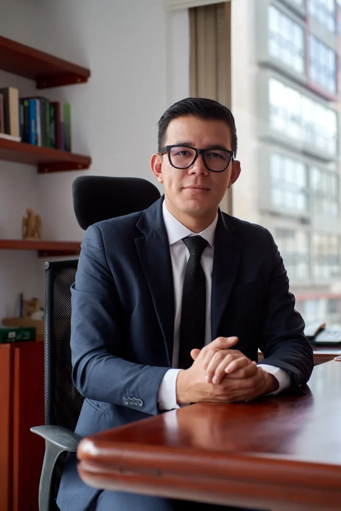 Retrato corporativo de un profesional en su oficina