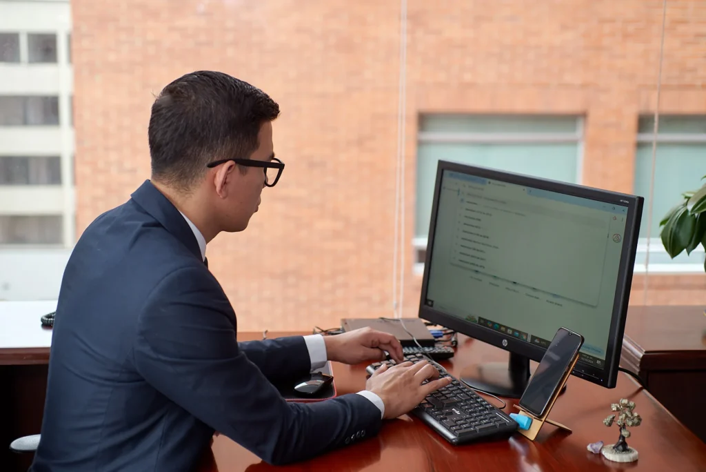 Profesional trabajando frente a un computador en su oficina