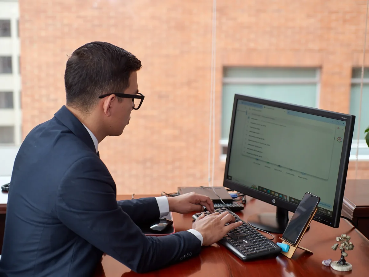 Profesional trabajando frente a un computador en su oficina